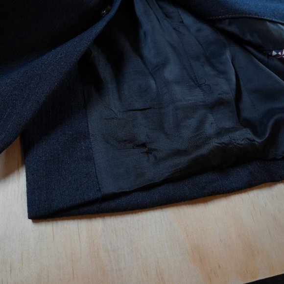 Hugo Boss Navy Blazer Sport Coat with subtle stripes - 44R - Picture 15 of 15